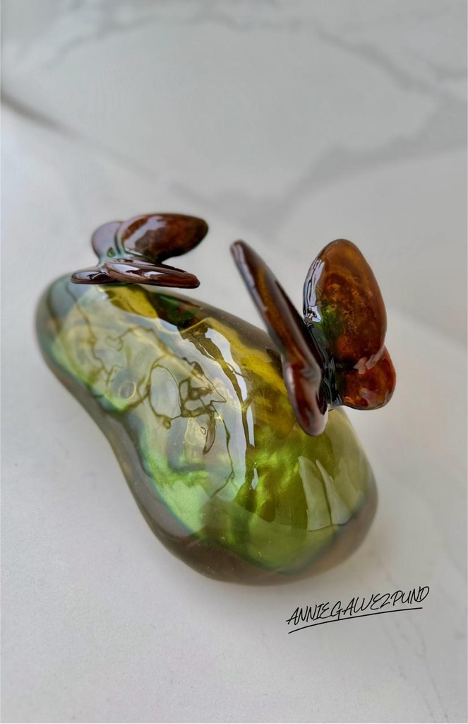 ESCULTURA PIEDRA OVAL CON MARIPOSAS VERDE / MIEL