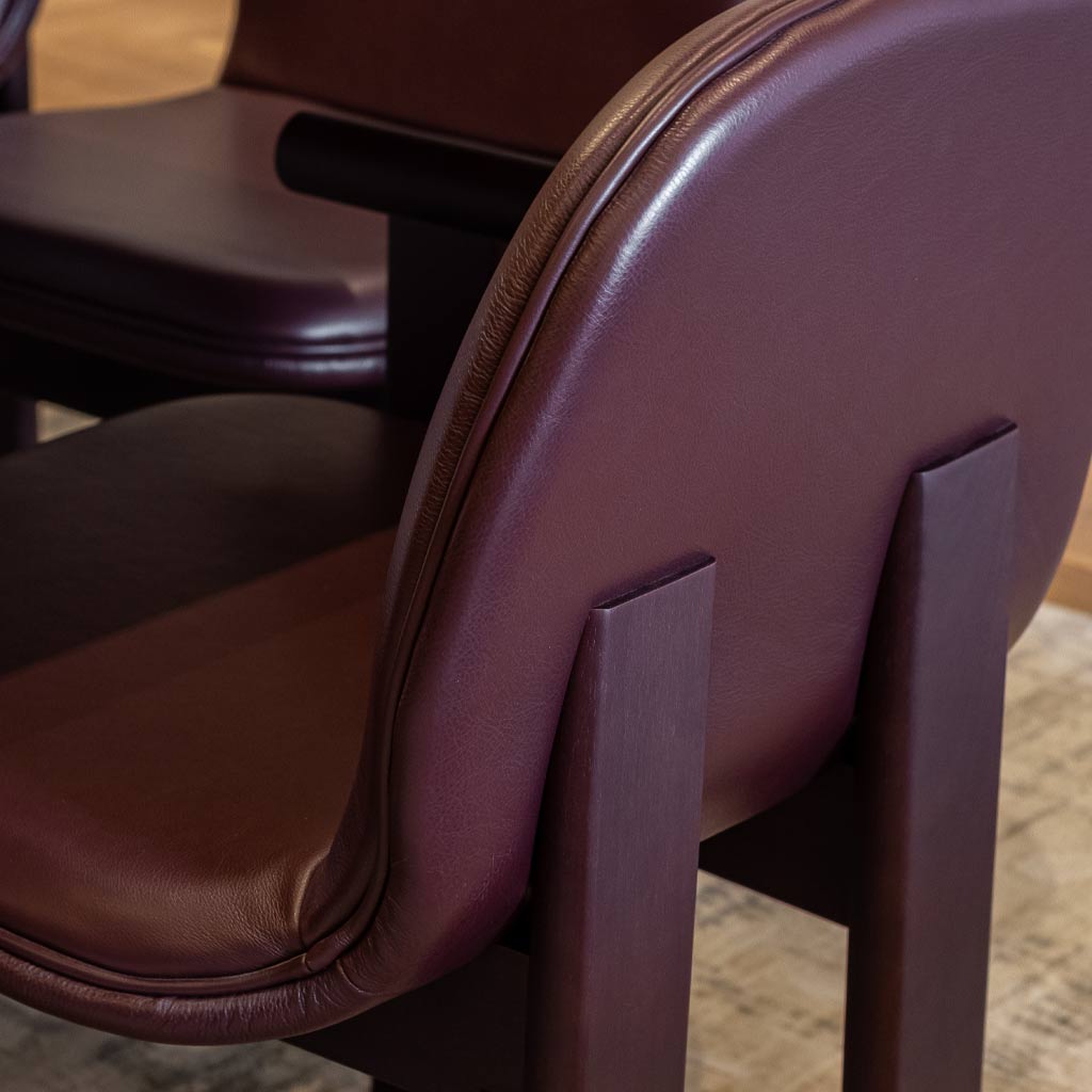 SILLA DE CUERO ESTACA CON BRAZOS