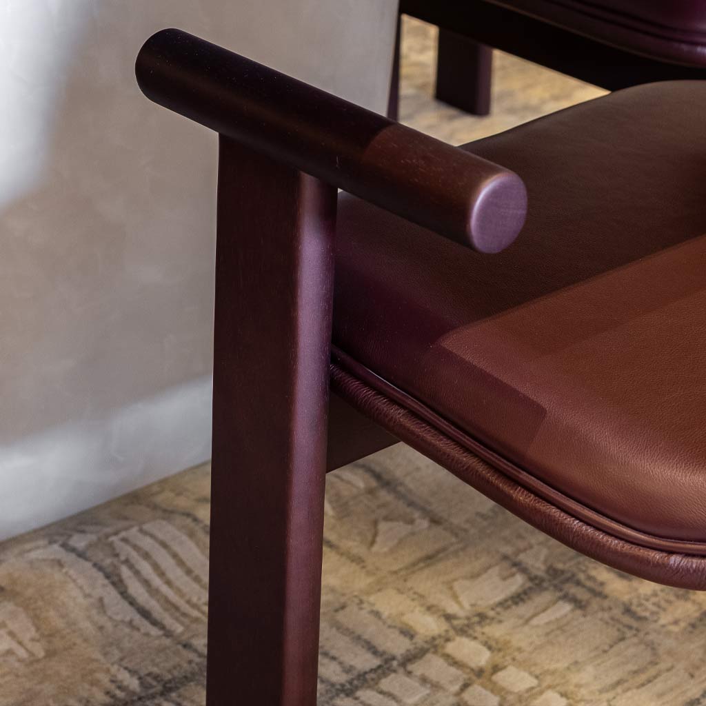 SILLA DE CUERO ESTACA CON BRAZOS