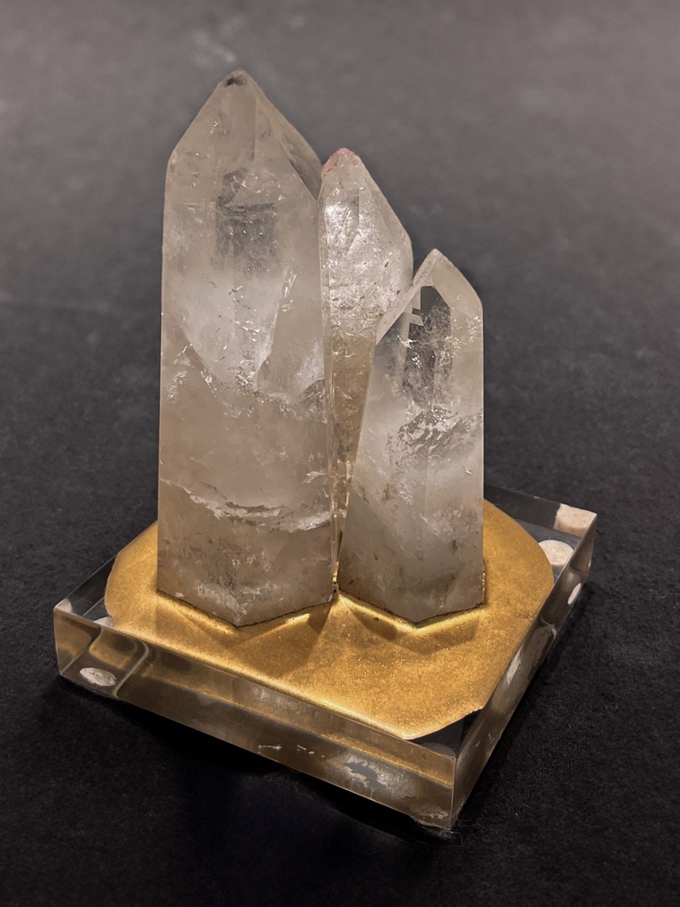 ESCULTURA PUNTAS DE CUARZO CLARO Y BASE DE ACRILICO