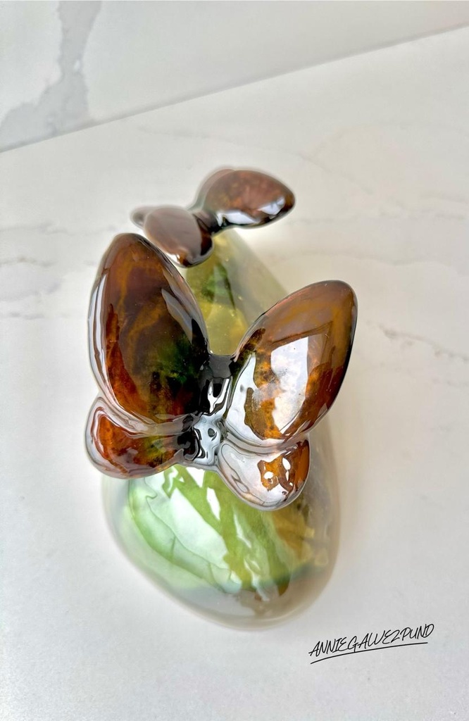 ESCULTURA PIEDRA OVAL CON MARIPOSAS VERDE / MIEL