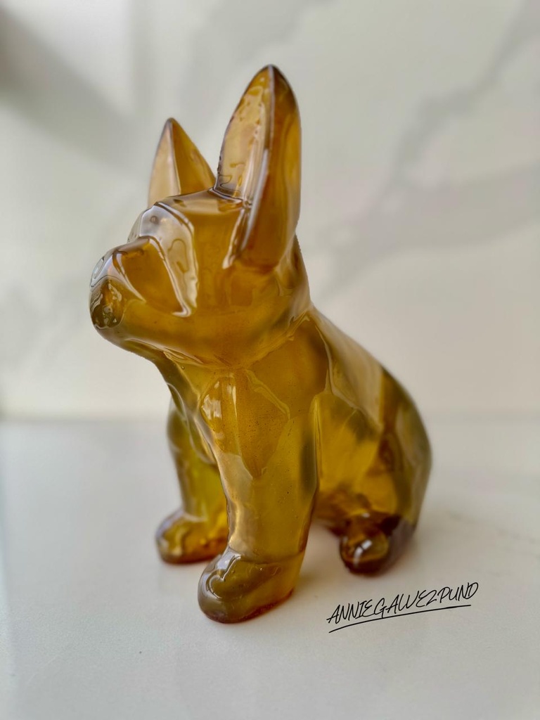 ESCULTURA FRENCHIE DORADO / VINO