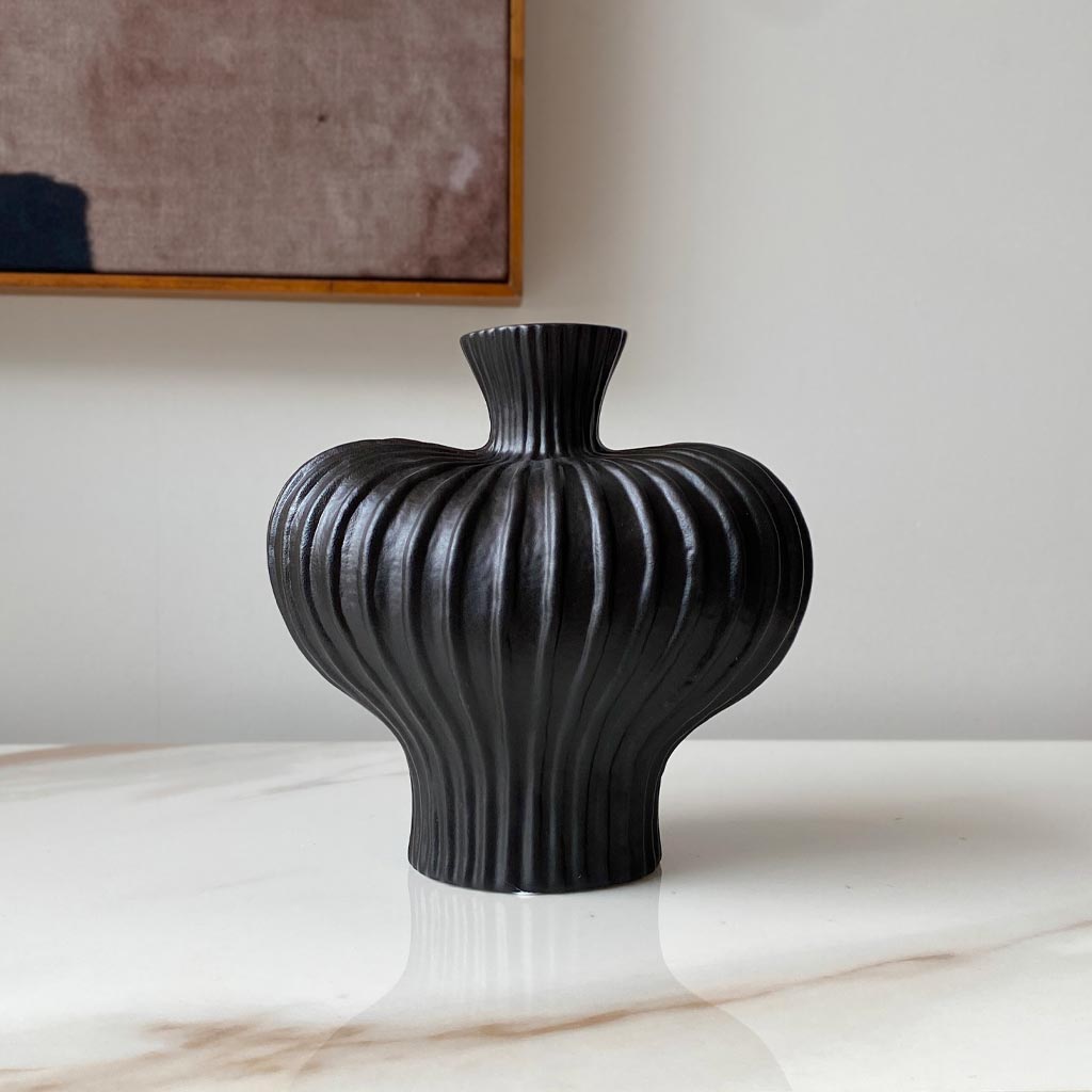 VASE BLACK FLOWER MEDIUM