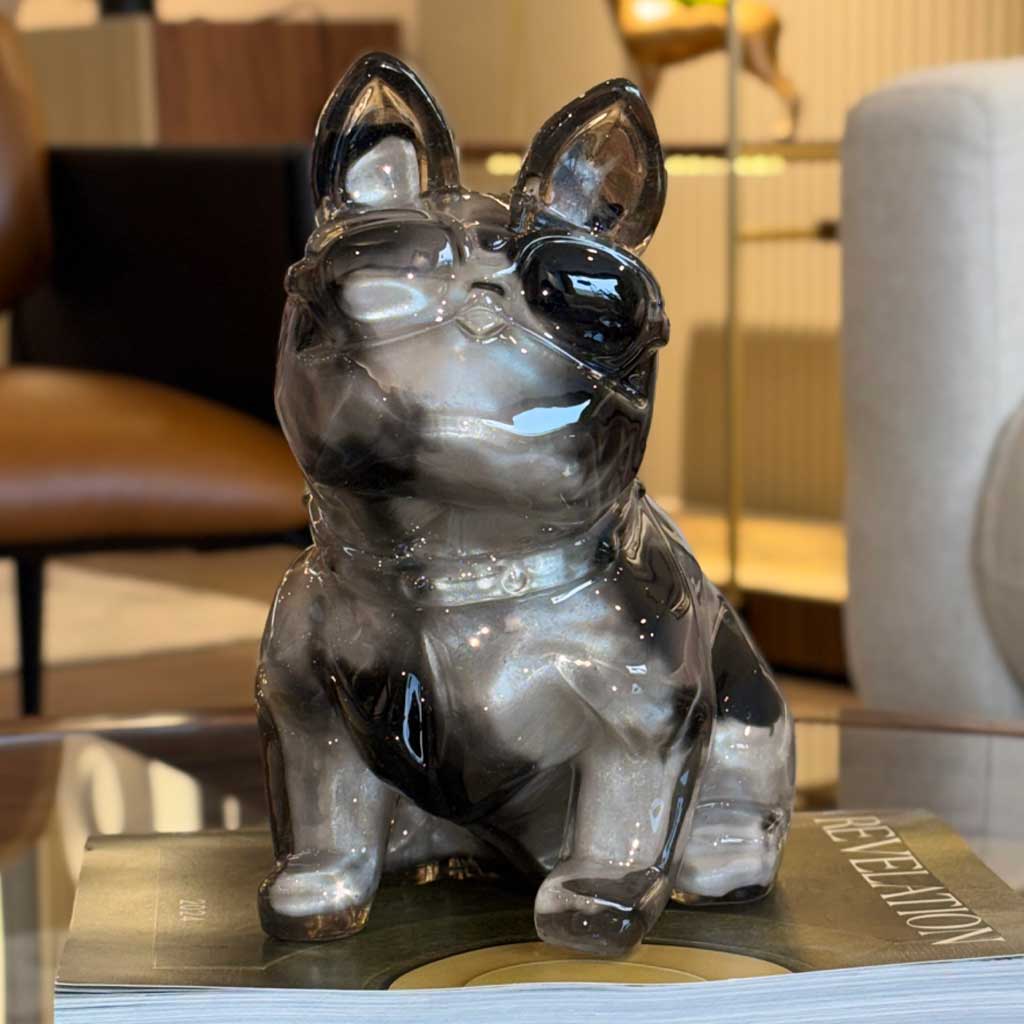 ESCULTURA BULLDOG LENTES NEGRO Y GRIS