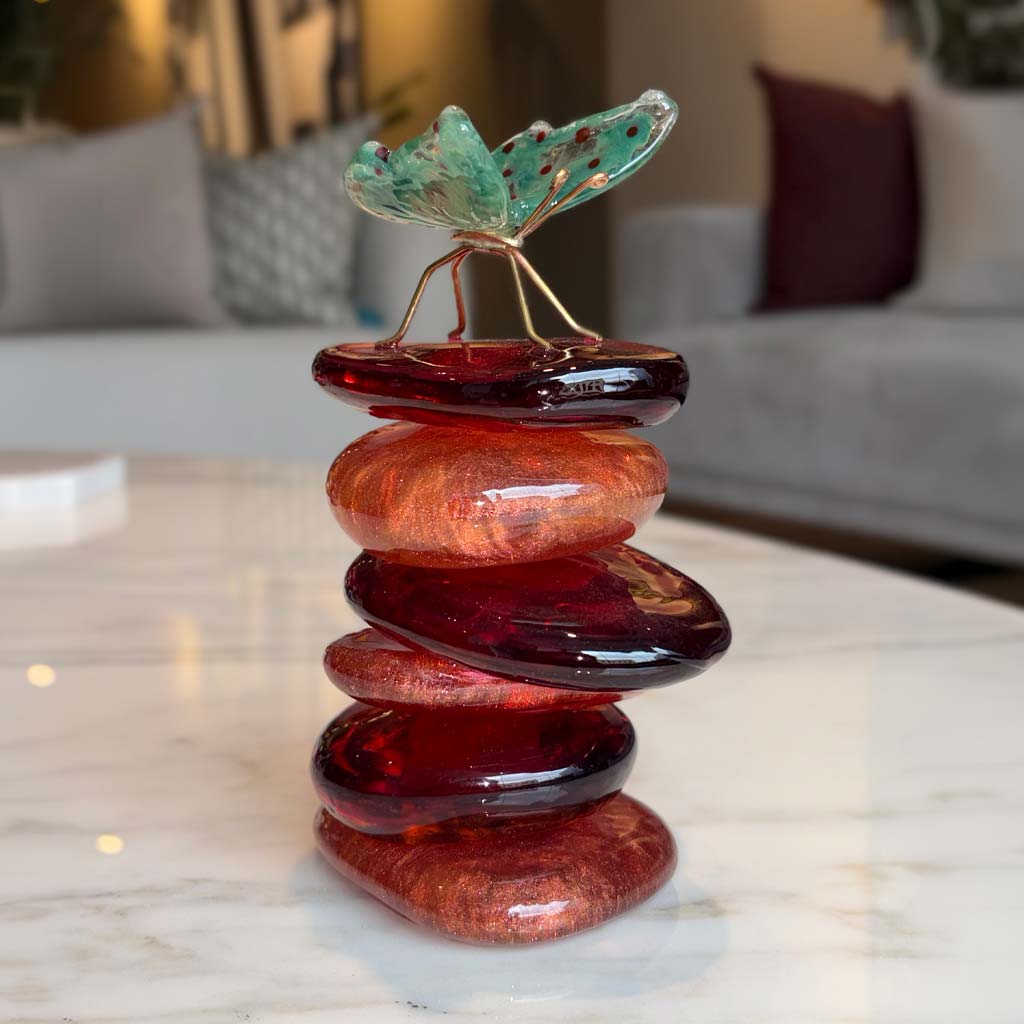ESCULTURA MARIPOSA SOBRE PIEDRAS ROJAS