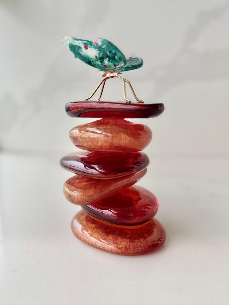 ESCULTURA MARIPOSA SOBRE PIEDRAS ROJAS