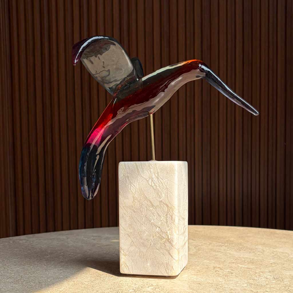 ESCULTURA COLIBRI ROJO y AZUL CON BASE PIEDRA DE HUAMANGA