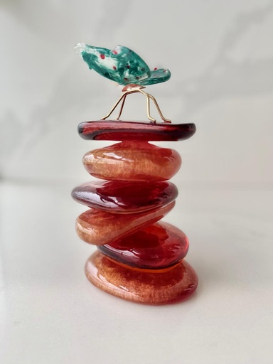 ESCULTURA MARIPOSA SOBRE PIEDRAS ROJAS